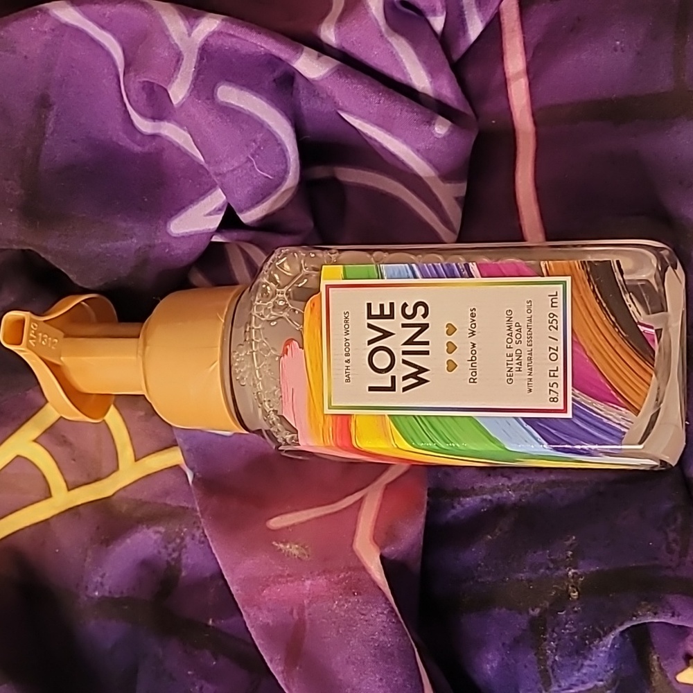 NEW PRIDE FRAGRANCE LOVE WINS GENTLE FOAMING HAND SOAP  Bath & Body Work NEW !!!